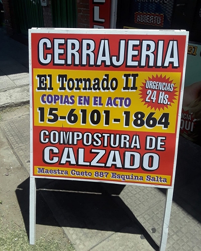 cartel de pieca para publicidad vereda en zona oeste